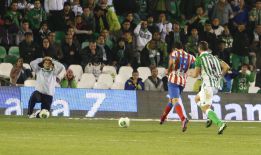 El Atleti no sufre sin Falcao y ya espera al Sevilla en semifinales El Atleti no sufre sin Falcao y ya espera al Sevilla en semifinales
