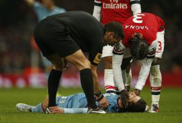 Daniel Potts se queda sin conocimiento en el Emirates Daniel Potts se queda sin conocimiento en el Emirates