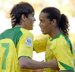 Ronaldinho le quita el sitio a Kaká en la revolución de Scolari Ronaldinho le quita el sitio a Kaká en la revolución de Scolari