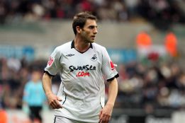 Ángel Rangel, del Swansea, triunfa dentro y fuera del campo Ángel Rangel, del Swansea, triunfa dentro y fuera del campo