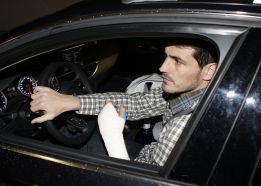 Iker Casillas: la soledad del guardameta... fracturado Iker Casillas: la soledad del guardameta... fracturado