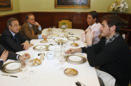 Sólo faltó el mánager en la comida de capitanes del Madrid Sólo faltó el mánager en la comida de capitanes del Madrid