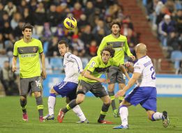 Zaragoza y Espanyol riñen con el fútbol y acaban en triste empate Zaragoza y Espanyol riñen con el fútbol y acaban en triste empate