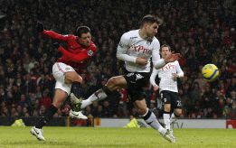 Buen doblete de Chicharito en el pase del Manchester United Buen doblete de Chicharito en el pase del Manchester United