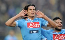 Cavani coloca al Nápoles a tres puntos del liderato de la Juve Cavani coloca al Nápoles a tres puntos del liderato de la Juve