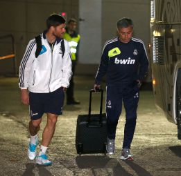 Iker Casillas en el aire y Antonio Adán en la portería del Madrid Iker Casillas en el aire y Antonio Adán en la portería del Madrid