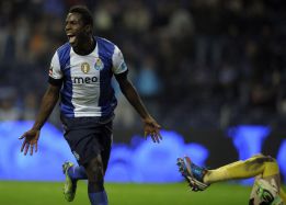 El Oporto golea al Gil Vicente y arrebata el liderato al Benfica El Oporto golea al Gil Vicente y arrebata el liderato al Benfica