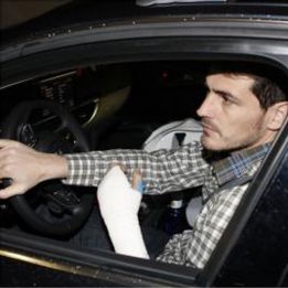 La DGT no denunciará a Iker por conducir con la mano escayolada La DGT no denunciará a Iker por conducir con la mano escayolada