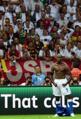 El Milán ficha a Mario Balotelli por 20 millones de euros El Milán ficha a Mario Balotelli por 20 millones de euros