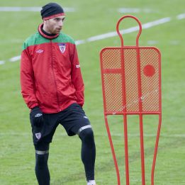 Fernando Amorebieta está con pie y medio fuera de Bilbao Fernando Amorebieta está con pie y medio fuera de Bilbao