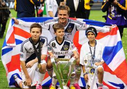 Beckham viaja a París para cerrar su fichaje por el PSG Beckham viaja a París para cerrar su fichaje por el PSG