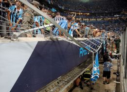 Ocho heridos al caer una valla en el nuevo estadio de Gremio Ocho heridos al caer una valla en el nuevo estadio de Gremio
