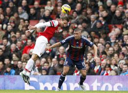 Monreal debuta, decide Podolski y el Chelsea cae en el minuto 90 Monreal debuta, decide Podolski y el Chelsea cae en el minuto 90