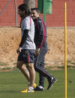 Valverde confirma el retraso de Banega, no que fuera borracho Valverde confirma el retraso de Banega, no que fuera borracho