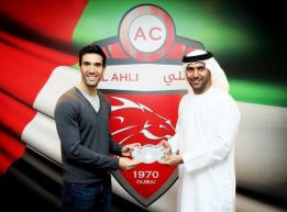 Placa conmemorativa de Al Ahly a Fernando Sanz por su carrera Placa conmemorativa de Al Ahly a Fernando Sanz por su carrera