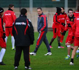 Joaquín Caparrós pone a prueba la ambición de Montanier Joaquín Caparrós pone a prueba la ambición de Montanier