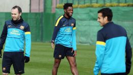 Alex Song, con molestias, se queda en Barcelona Alex Song, con molestias, se queda en Barcelona