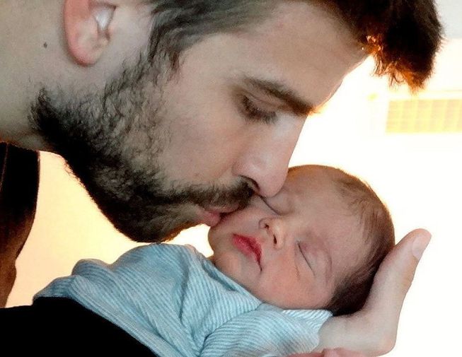 Piqué presenta a su hijo