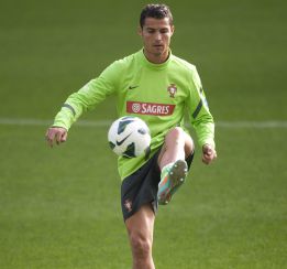 Ronaldo y los gritos de "Messi": 'Me acostumbro a lidiar con ello' Ronaldo y los gritos de "Messi": 'Me acostumbro a lidiar con ello'
