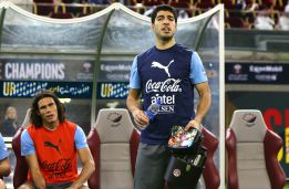 Uruguay jugará con Luis Suárez y Cavani; Forlán será suplente Uruguay jugará con Luis Suárez y Cavani; Forlán será suplente