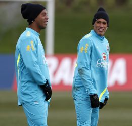 Ronaldinho guiará a Brasil ante una Inglaterra lastrada Ronaldinho guiará a Brasil ante una Inglaterra lastrada