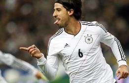La dupla Özil-Khedira enseña el camino a España en Saint Denis La dupla Özil-Khedira enseña el camino a España en Saint Denis