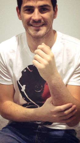 Iker Casillas: "Deseo estar con mis compañeros pronto" Iker Casillas: "Deseo estar con mis compañeros pronto"
