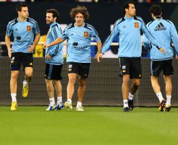 Puyol se pone a 100 con España en un juego de tronos en Catar Puyol se pone a 100 con España en un juego de tronos en Catar