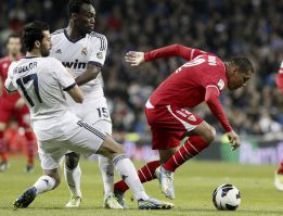 Modric y Arbeloa fuerzan la quinta tarjeta; bajas ante el Rayo Modric y Arbeloa fuerzan la quinta tarjeta; bajas ante el Rayo
