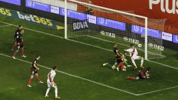 Un estupendo Rayo muestra las costuras del Atlético más gris Un estupendo Rayo muestra las costuras del Atlético más gris