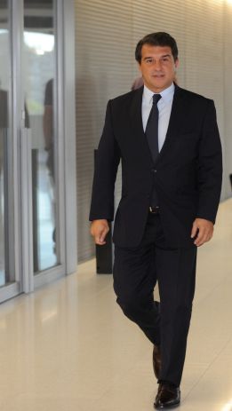 Laporta acusa a Rosell de estar "escondido" detrás de Vicenç Pla Laporta acusa a Rosell de estar "escondido" detrás de Vicenç Pla