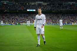 Ronaldo entregará un talón de 100.000 euros a la Cruz Roja Ronaldo entregará un talón de 100.000 euros a la Cruz Roja