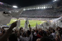 El Madrid dejará una bandera del equipo en cada asiento El Madrid dejará una bandera del equipo en cada asiento