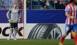 Asenjo: "Un jugador no puede tomar una decisión así" Asenjo: "Un jugador no puede tomar una decisión así"