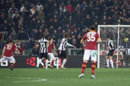 Un golazo de Totti a 113 km/h frena a la Juventus Un golazo de Totti a 113 km/h frena a la Juventus