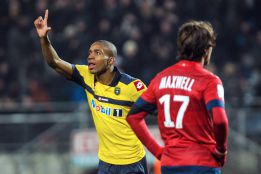 El PSG tropieza con el Sochaux y el Lyon mete presión El PSG tropieza con el Sochaux y el Lyon mete presión