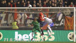 Osasuna saca la cabeza y asoma al Zaragoza al abismo Osasuna saca la cabeza y asoma al Zaragoza al abismo