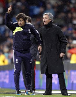 Mourinho enloquece al pedir la segunda amarilla para Lass Mourinho enloquece al pedir la segunda amarilla para Lass