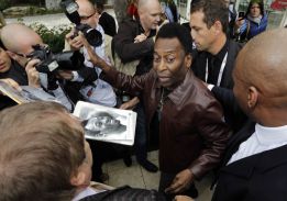 Pelé: "Neymar se preocupa más por aparecer en los medios" Pelé: "Neymar se preocupa más por aparecer en los medios"