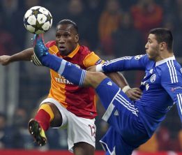 El Schalke pide alineación indebida de Didier Drogba El Schalke pide alineación indebida de Didier Drogba