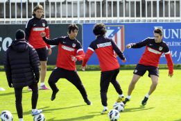 El Atlético se entrena en dos grupos preparatorios El Atlético se entrena en dos grupos preparatorios
