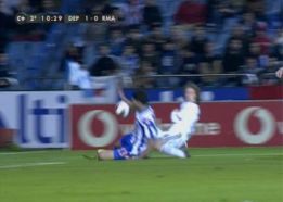 El Real Madrid pidió penalti por mano del deportivista Kaká El Real Madrid pidió penalti por mano del deportivista Kaká