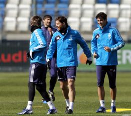 Xabi Alonso volvió a entrenarse y será titular ante el Barça Xabi Alonso volvió a entrenarse y será titular ante el Barça