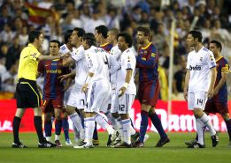 Undiano dirigió seis Clásicos: tres triunfos culés, dos blancos Undiano dirigió seis Clásicos: tres triunfos culés, dos blancos