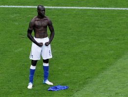 Balotelli encarga una estatua de sí mismo con su pose de la Euro Balotelli encarga una estatua de sí mismo con su pose de la Euro