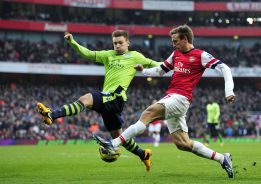 Wenger: "Monreal será una potente amenaza en el ataque" Wenger: "Monreal será una potente amenaza en el ataque"