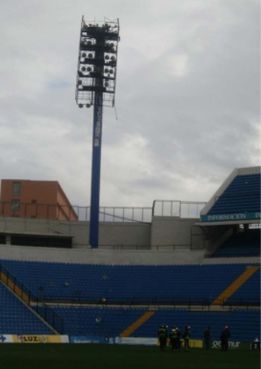Se cae una parte de una torre de focos del Rico Pérez Se cae una parte de una torre de focos del Rico Pérez