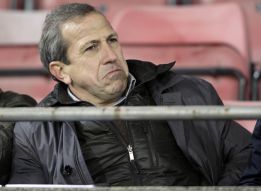 "Constantin entró al vestuario y se quedó la tiza y la pizarra" "Constantin entró al vestuario y se quedó la tiza y la pizarra"
