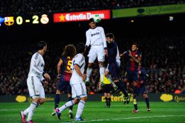 Varane: cero faltas y dos goles en la semifinal ante el Barça Varane: cero faltas y dos goles en la semifinal ante el Barça