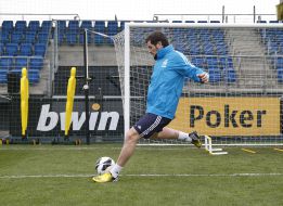 Iker Casillas trabajó con balón sobre el césped de Valdebebas Iker Casillas trabajó con balón sobre el césped de Valdebebas